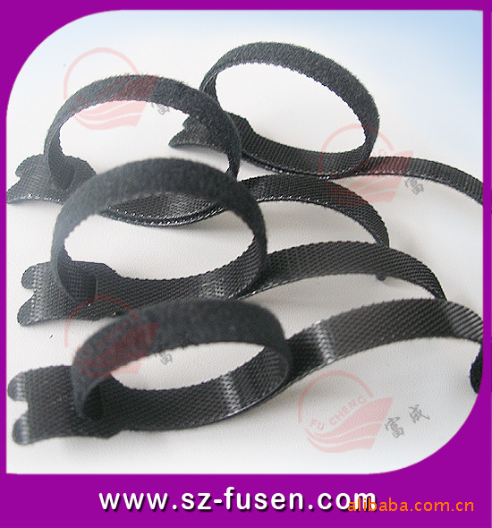 新兴电缆附件取得一种带标签的扎带专利第一标签和第二通过安装块伸入安装腔内使得卡接